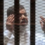 عمران خان کا محمد مرسی سے موازنہ، سابق مصری صدر  کا ساونڈ پروف پنجرہ